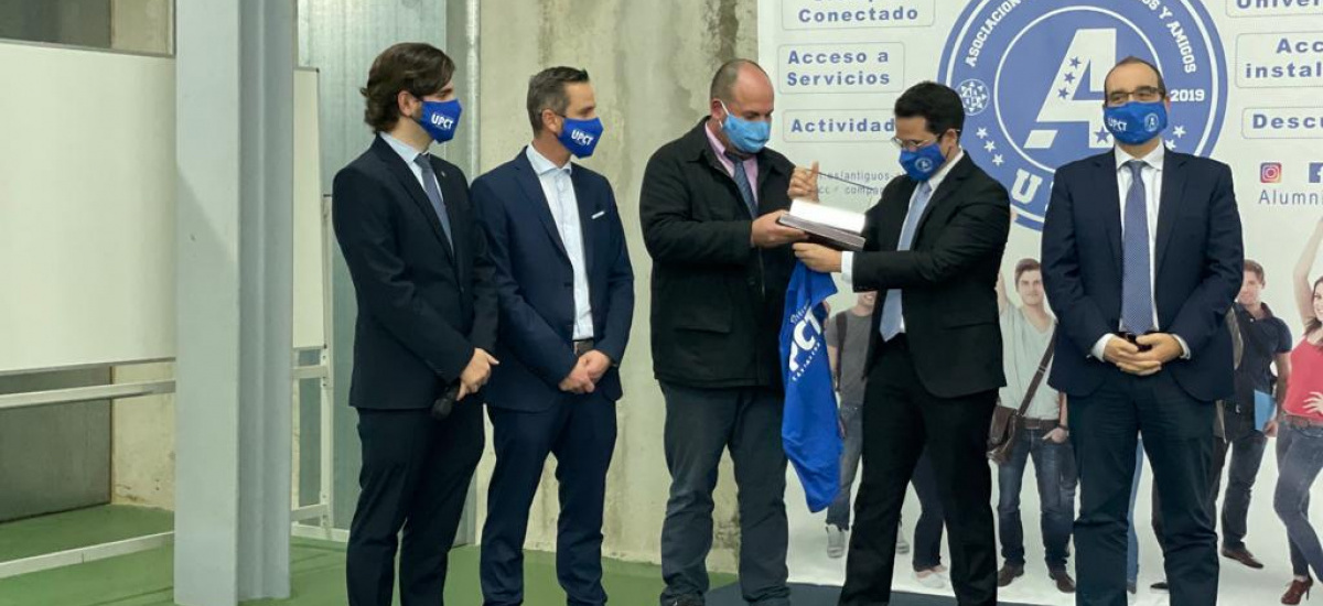 El gerente del Colegio de ingenieros de Telecomunicación, primer premio «Egresado Excelencia» de A4 UPCT